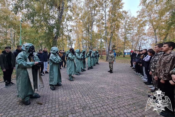 Росгвардейцы обучают омских старшеклассников основам военной подготовки 