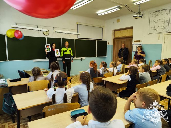 В Омске офицер Управления Росгвардии по Омской области принял участие в профилактическом уроке для школьников