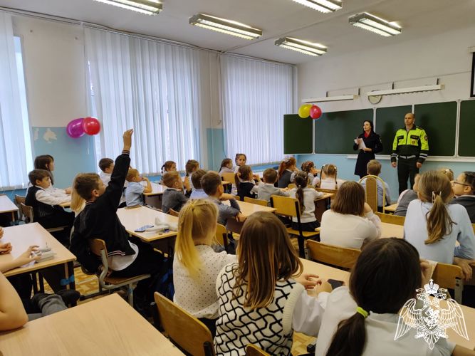 В Омске офицер Управления Росгвардии по Омской области принял участие в профилактическом уроке для школьников