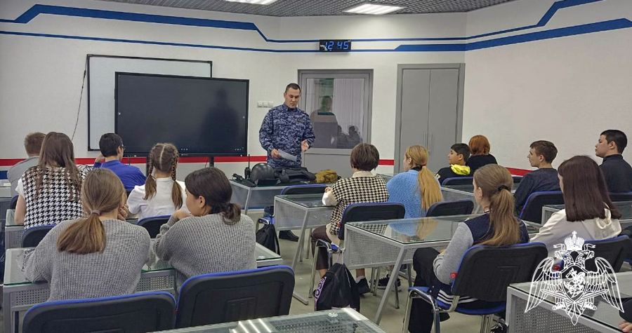 В канун своего профессионального праздника сотрудники вневедомственной охраны Росгвардии провели уроки мужества для школьников районов Омской области
