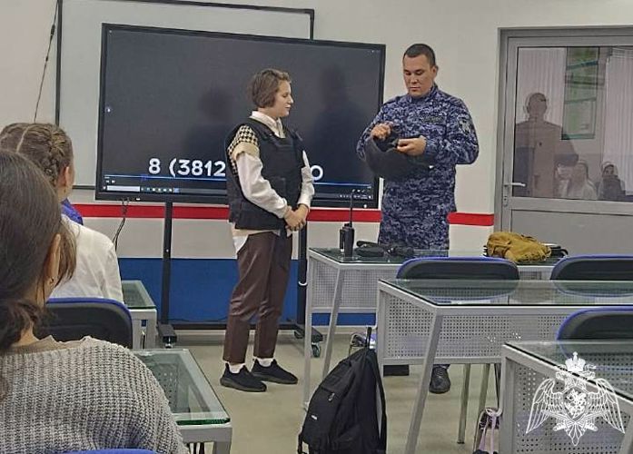 В канун своего профессионального праздника сотрудники вневедомственной охраны Росгвардии провели уроки мужества для школьников районов Омской области