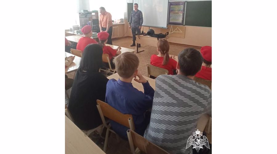 В канун своего профессионального праздника сотрудники вневедомственной охраны Росгвардии провели уроки мужества для школьников районов Омской области