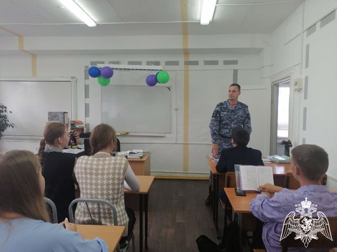 В Омской области сотрудники Росгвардии провели урок мужества, посвященный памяти погибшего земляка 