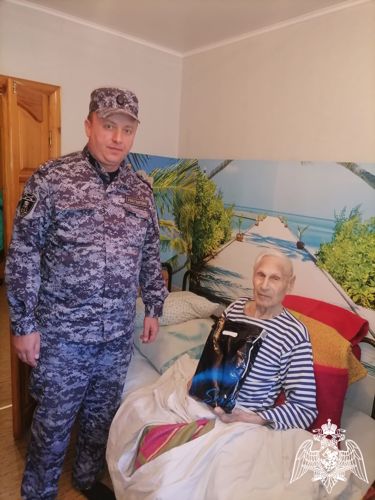 Сотрудники Росгвардии поздравили  ветерана Великой Отечественной войны с Днем пожилого человека в Омске