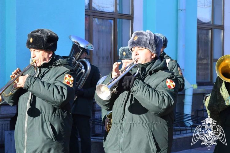 «Поезд Победы» в Омске встретили под аккомпанементы военного оркестра Росгвардии