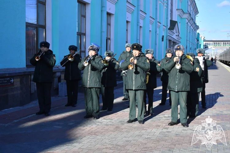 «Поезд Победы» в Омске встретили под аккомпанементы военного оркестра Росгвардии