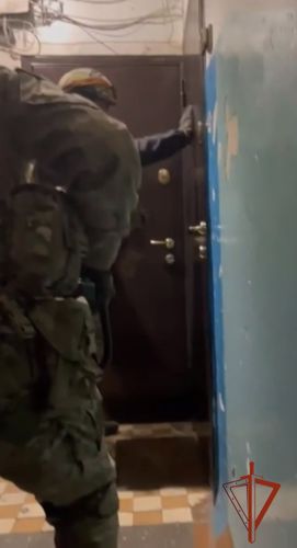 Сотрудники СОБР Росгвардии оказали содействие в задержании подозреваемых в совершении мошенничества в крупном и особо крупном размерах
