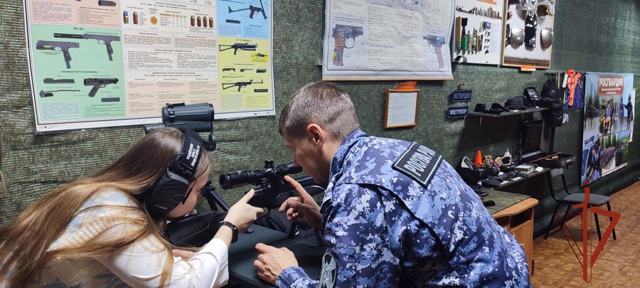 Учащиеся омского вуза побывали в гостях в Управлении вневедомственной охраны Росгвардии