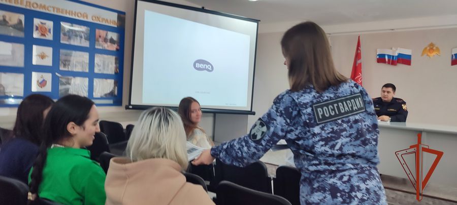 Учащиеся омского вуза побывали в гостях в Управлении вневедомственной охраны Росгвардии