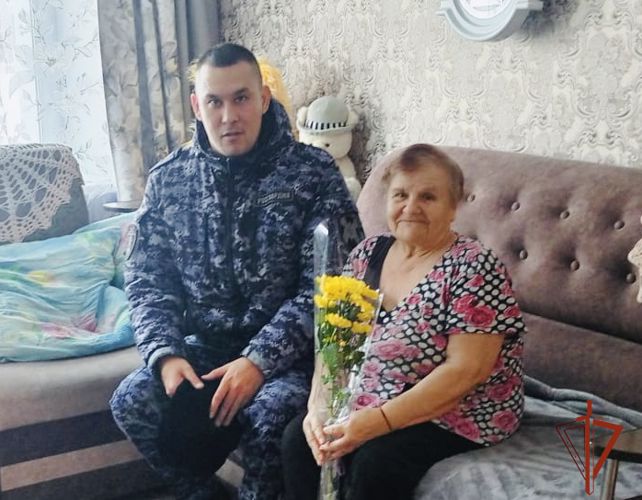 В преддверии Дня Матери сотрудники филиалов вневедомственной охраны Росгвардии посетили матерей и жен погибших сотрудников и военнослужащих в Омской области