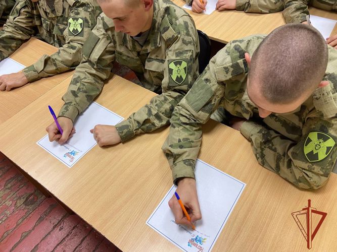 В преддверии Дня матери омские росгвардейцы написали письма своим мамам