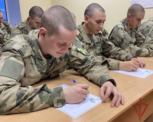 В преддверии Дня матери омские росгвардейцы написали письма своим мамам