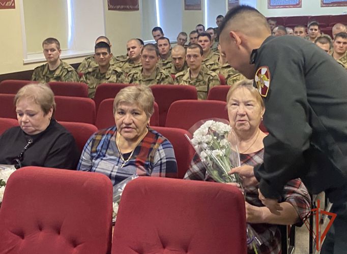 В День матери военнослужащие омской воинской части Росгвардии поздравили мам праздничным концертом