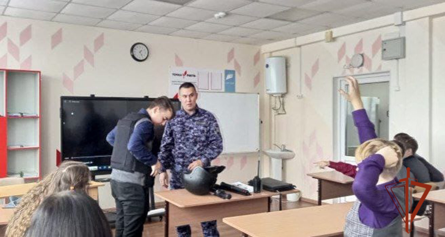 В Омской области сотрудники Росгвардии организовали для школьников «Урок мужества», посвященный 254-летию со дня рождения первого командующего войсками внутренней стражи России