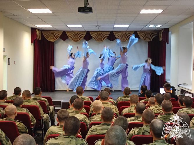 В Омской воинской части Росгвардии ко Дню Народного единства прошел концерт творческих коллективов г. Омска