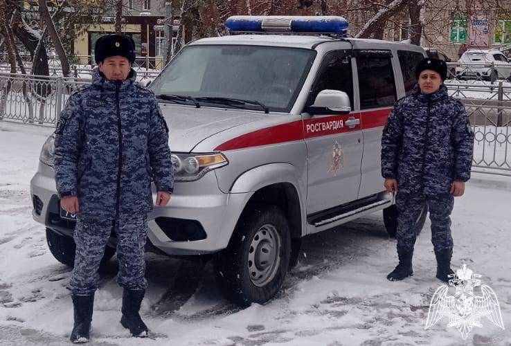 Росгвардейцы обеспечили безопасную работу сотрудников скорой помощи в Омске