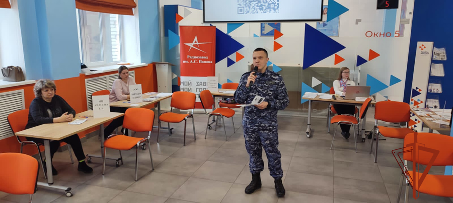 Сотрудники Росгвардии рассказали о работе во вневедомственной охране на ярмарке вакансий в Омске