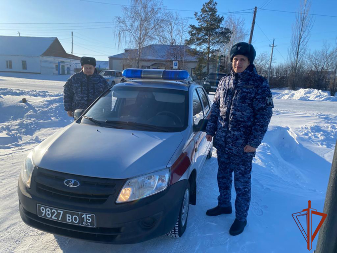 Сотрудники Росгвардии пришли на помощь водителю, оказавшемуся в трудной ситуации на трассе в Омской области
