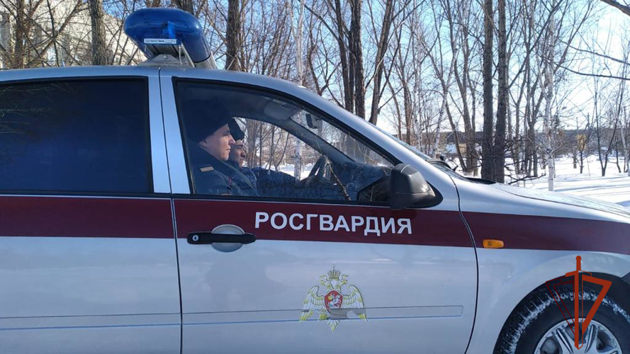 Сотрудники Росгвардии задержали мужчину, подозреваемого в нанесении ножевого ранения соседу в Омске