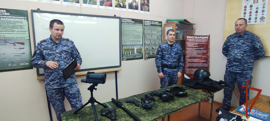 Сотрудники вневедомственной охраны познакомили студентов Омского авиационного колледжа с деятельностью Росгвардии 