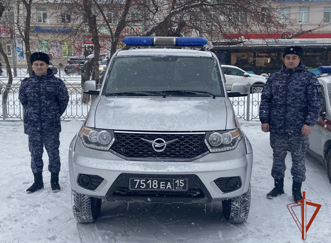 В Омске росгвардейцы оказали помощь страдающей эпилепсией женщине