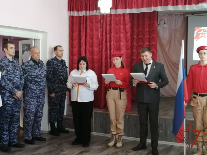 Сотрудники Росгвардии приняли участие в торжественной церемонии приема учащихся в ряды «Юнармии» в Омской области