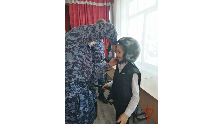 Сотрудники Росгвардии приняли участие в торжественной церемонии приема учащихся в ряды «Юнармии» в Омской области