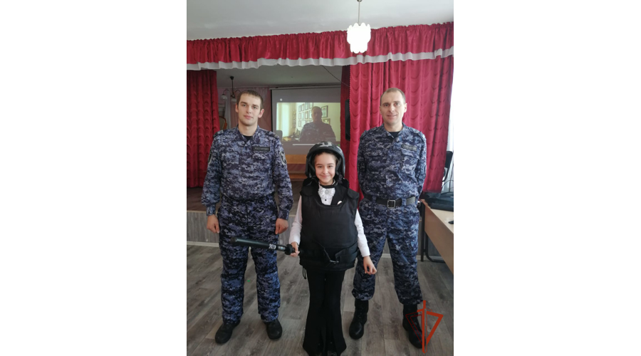 Сотрудники Росгвардии приняли участие в торжественной церемонии приема учащихся в ряды «Юнармии» в Омской области