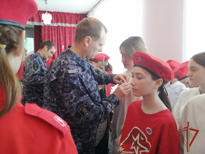 Сотрудники Росгвардии приняли участие в торжественной церемонии приема учащихся в ряды «Юнармии» в Омской области