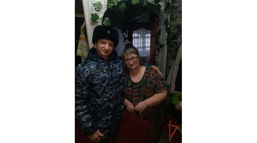 Дед Мороз и Снегурочка от Управления вневедомственной охраны Росгвардии поздравили семьи  своих коллег с наступающим Новым годом в Омске