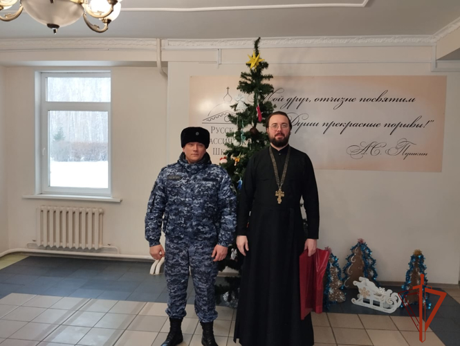 Дед Мороз и Снегурочка от Управления вневедомственной охраны Росгвардии поздравили семьи  своих коллег с наступающим Новым годом в Омске