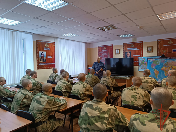 В Омске заместитель начальника Управления вневедомственной охраны Росгвардии встретился с военнослужащими по призыву
