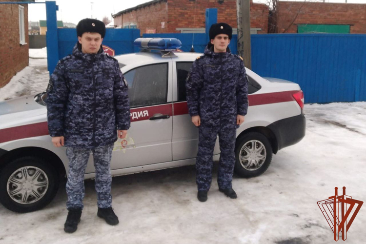 Сотрудники Росгвардии оказали доврачебную помощь получившему травму при падении на улице в Омской области пенсионеру
