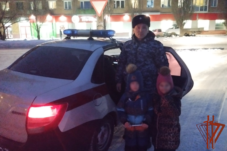 Росгвардейцы вернули родственникам двух потерявшихся детей в Омске