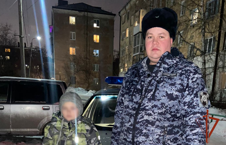 Сотрудники Росгвардии вернули родителям потерявшегося мальчика в Омске