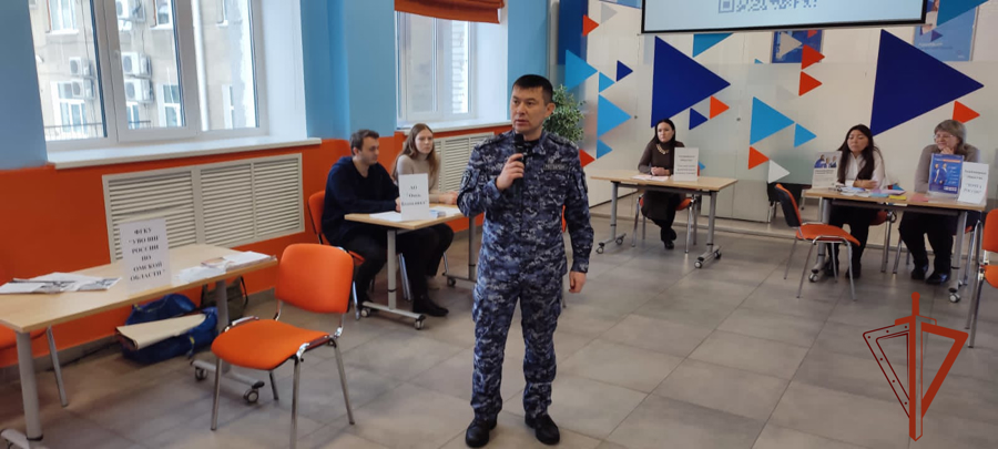 Сотрудники Росгвардии рассказали о работе во вневедомственной охране на «ярмарке вакансий» в Омске