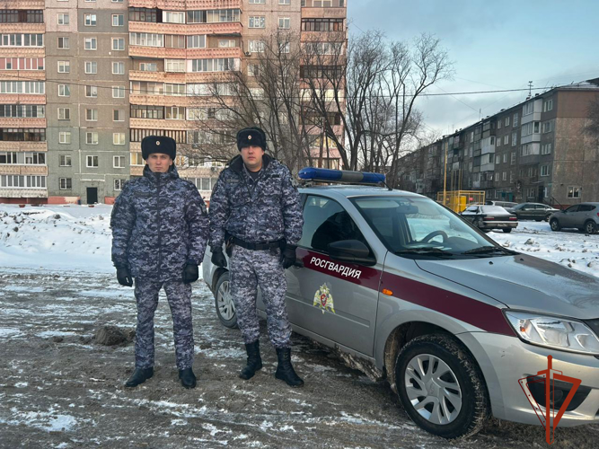 Потушить горящий автомобиль помогли росгвардейцы в Омске