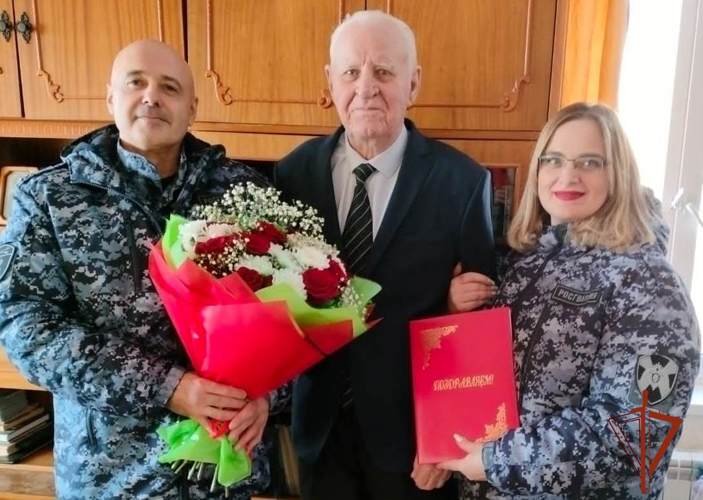 В Омске офицеры вневедомственной охраны Росгвардии поздравили ветерана службы с 90-летием