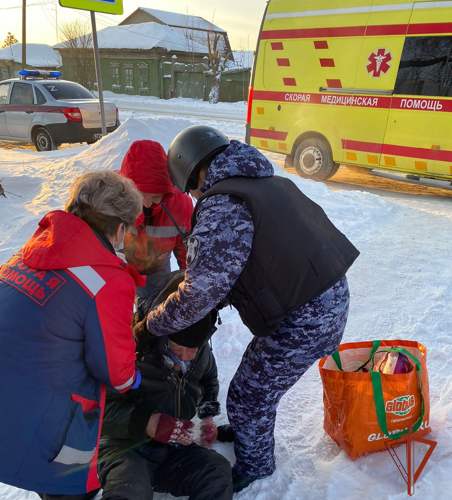 Росгвардейцы оказали помощь омичу, потерявшему сознание на улице 