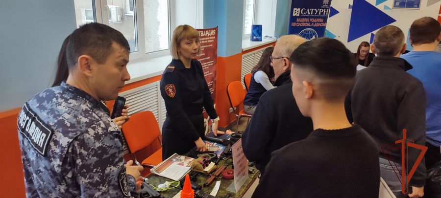 Сотрудники Росгвардии продолжают участие в ярмарках вакансий в Омске 