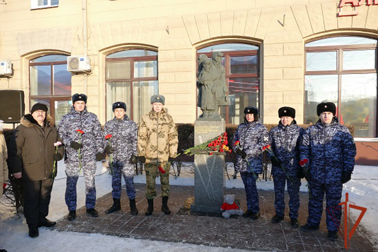 Память жертв блокады Ленинграда почтили росгвардейцы в Омске