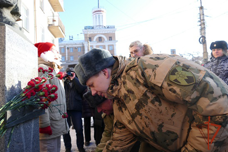 Память жертв блокады Ленинграда почтили росгвардейцы в Омске