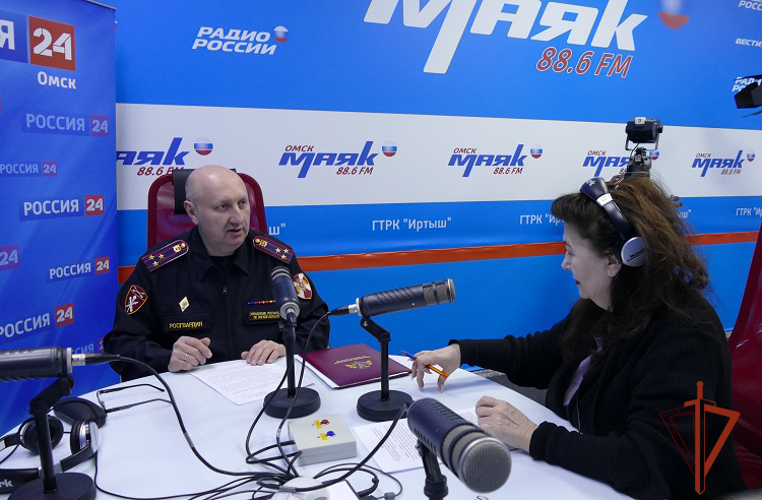 В Омске начальник центра лицензионно-разрешительной работы региональной Росгвардии стал гостем программы на радиостанции ГТРК «Иртыш»