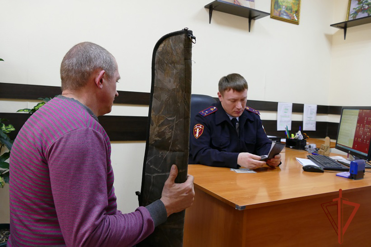 О подразделении лицензионно-разрешительной работы Росгвардии рассказали в спецрепортаже омского областного телевидения