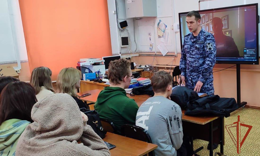 Сотрудники Росгвардии провели «Уроки мужества» для юных омичей 
