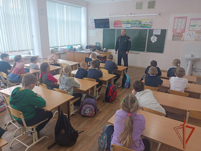 В преддверии празднования Дня защитника Отечества сотрудники Росгвардии провели уроки мужества в Омске и области