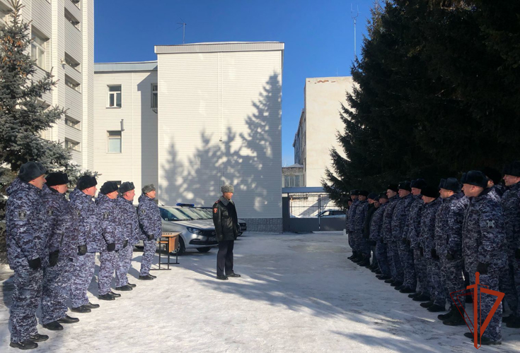 Росгвардейцам вручили ключи от новых служебных автомобилей в Омске