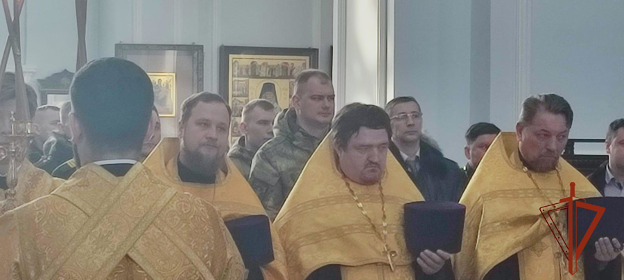 В Омске росгвардейцы приняли участие в православном молебне о воинах