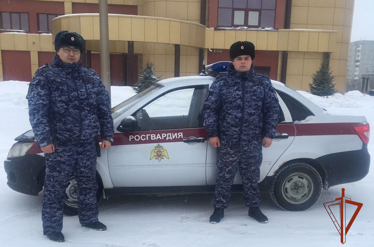 Росгвардейцы по ориентировке нашли и вернули родителям потерявшегося ребенка в Омске