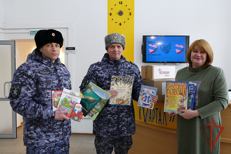 В международный день книгодарения росгвардейцы Омска передали книги для детей Луганской Народной Республики 